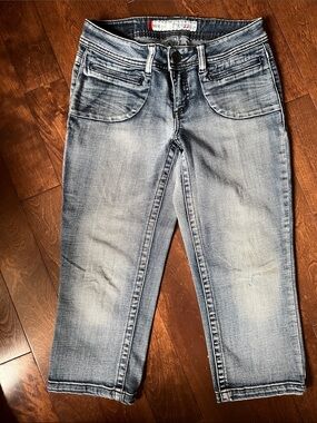 Light Wash Women’s Jean capris. Casual Cropped Fit